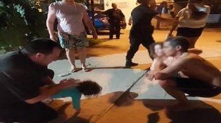 Captura del video en el momento en que los policías le practican RCP a la beba