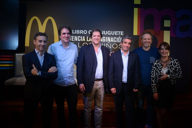 Luis Majul y Nik estuvieron en el panel junto a autoridades de McDonalds para promocionar la incorporación de libros a la Cajita Feliz.