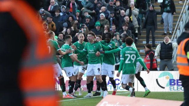 Los jugadores del Plymouth Argyle festejan el gol que les terminó dando la clasificación en la FA Cup.