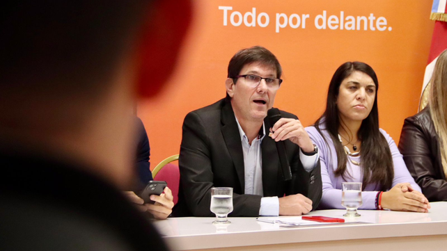Los funcionarios provinciales, encabezados por el ministro de Educación José Goity, hablaron hoy sobre la tragedia de San Cristóbal
