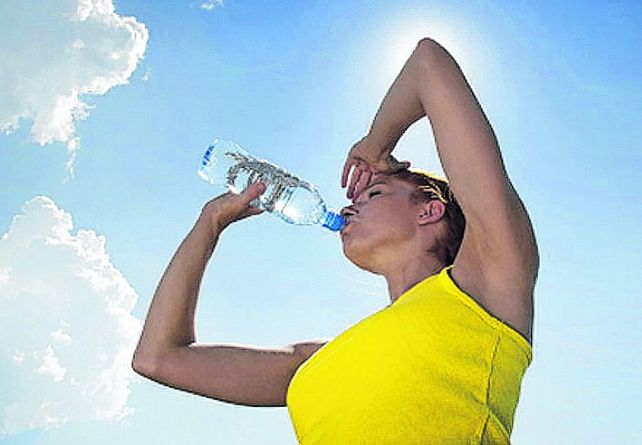 agua que has de beber. Recomiendan tomar ocho vasos de agua por día.