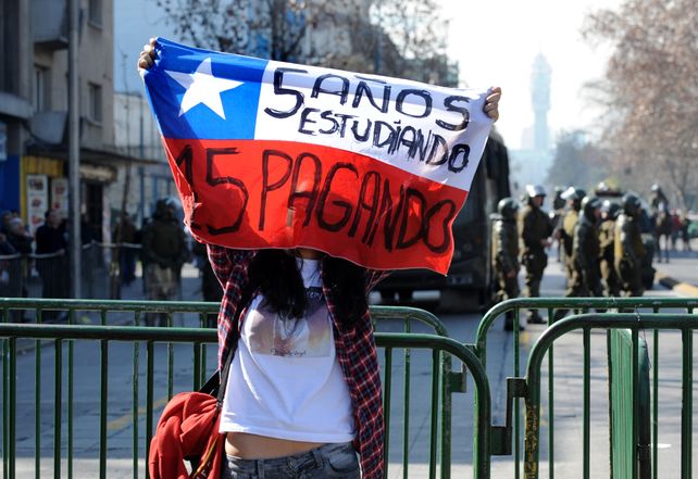 Marcha. Los estudiantes trasandinos exigen conocer el proyecto de reforma de la educación