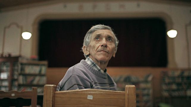 Protagonista. Omar es un albañil que construyó una sala tras el cierre de los cines de su localidad.