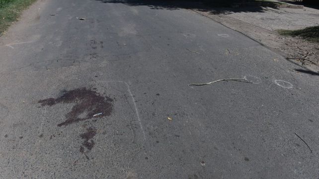 Una mancha de sangre quedó sobre el asfalto en el lugar donde cayó herido Román Exequiel Acuña.&nbsp;