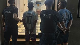 La Policía de Acción Táctica detuvo a dos trapitos que amenazaron y le exigieron plata a un joven para cuidar su auto antes del partido de Unión