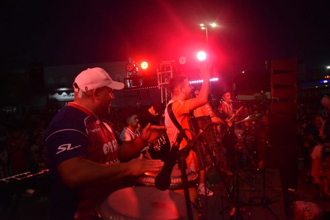 Unión, entre la fiesta y la ilusión: todo el color de los hinchas en un día muy especial