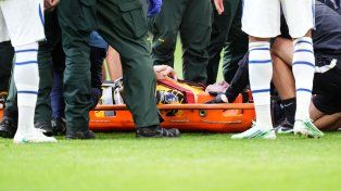 Alerta en la selección argentina: Dibu Martínez salió en camilla del partido de Chelsea