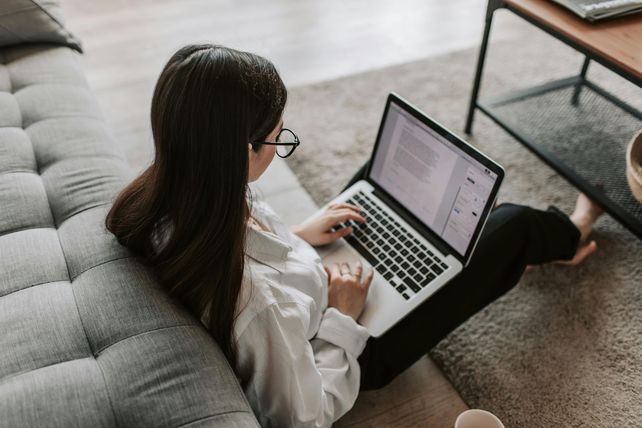 Las 5 mejores herramientas gratis de escritura con IA para que escribas más rápido