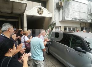 Con un emotivo gesto, despidieron a Ariel Castelló