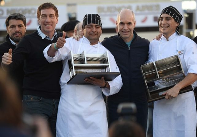 premiación. Herrera y Ramallo Oliva con sus trofeos
