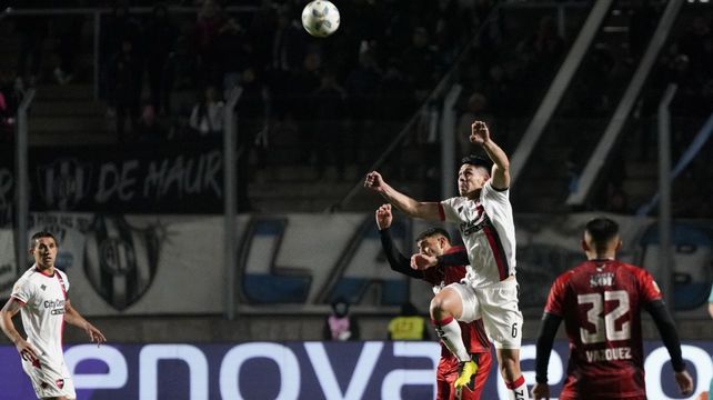 Salcedo salta más que sus rivales. Newells juega un partido difícil por Copa Argentina ante los santiagueños.