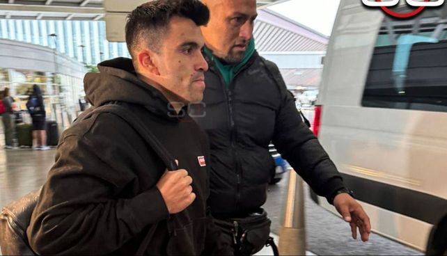 Acuña llegó a Ezeiza este martes por la mañana y fue recibido por un seguridad de River.