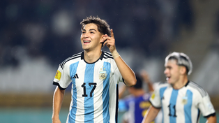 El jugador de Newells Valentino Acuña anotó el segundo tanto de Argentina.