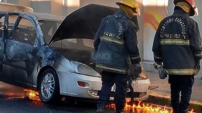 Automóvil se incendió por completo en calle Chile de Paraná