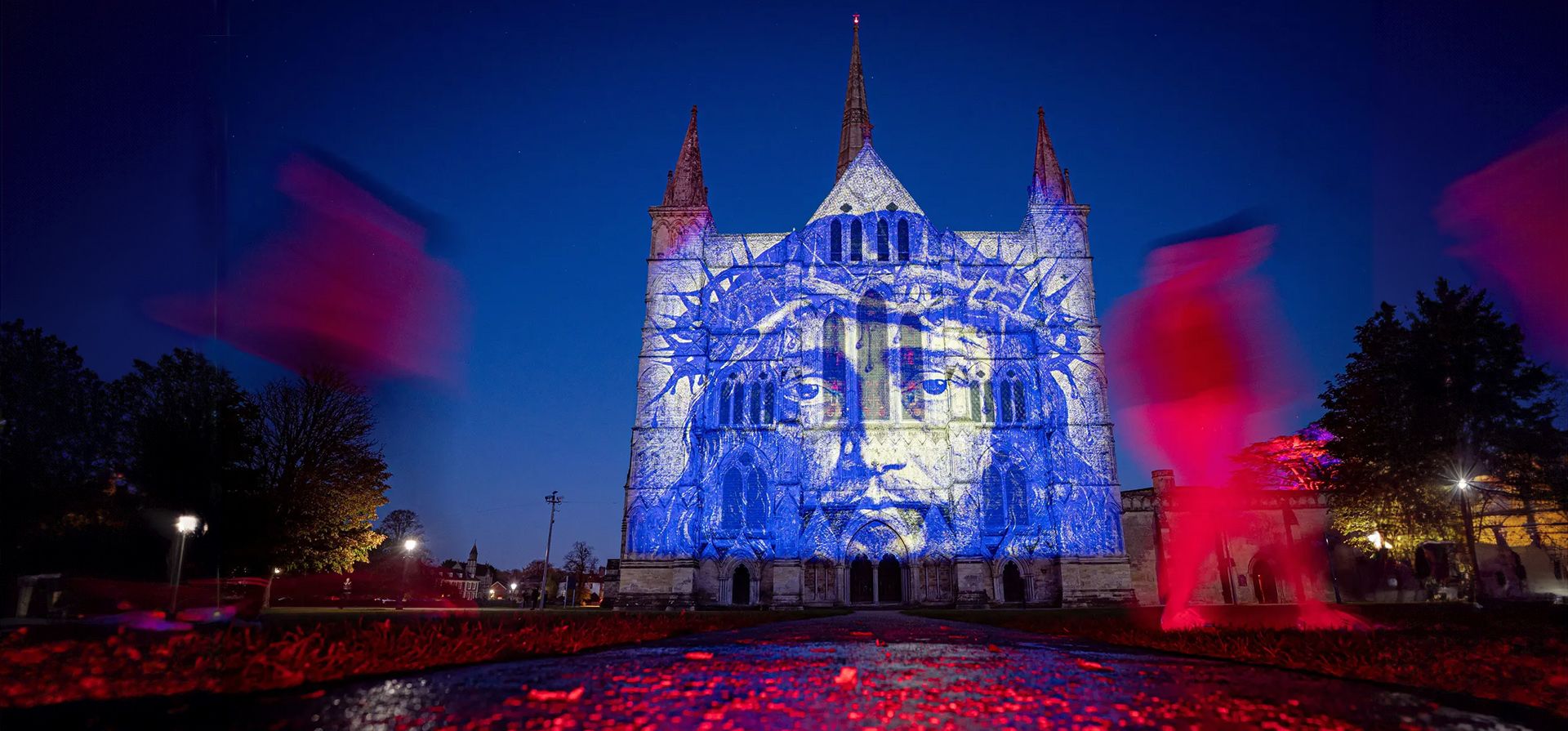 Coloridas proyecciones aparecen en la catedral de Salisbury en Wiltshire, Salisbury, Reino Unido. Fotografía: Ben Birchall/PA Coloridas proyecciones aparecen en la catedral de Salisbury en Wiltshire, Salisbury, Reino Unido. Fotografía: Ben Birchall/PA