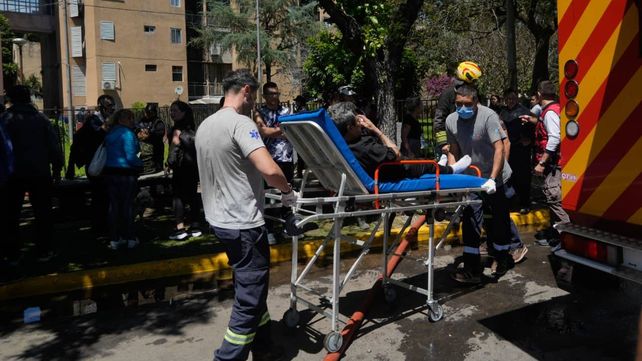 El incendio se produjo en el 5º piso del Fonavi de Lagos y Amenabar