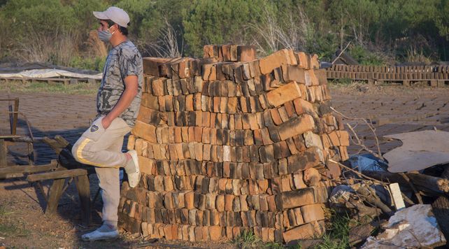 Paraná: familias ladrilleras esperan llegar hasta el Presidente y frenar el desalojo