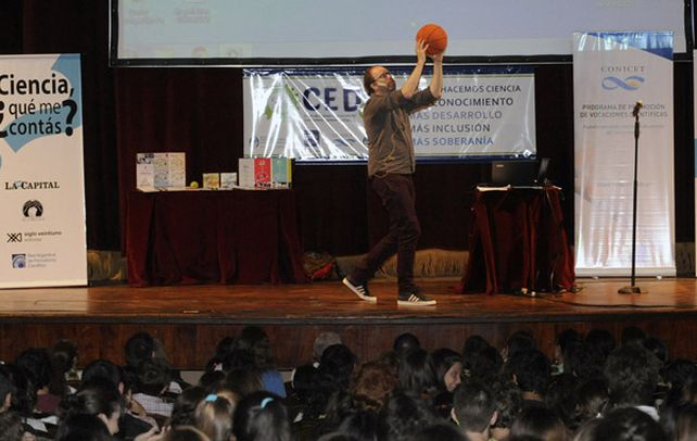 Mil quinientos alumnos de escuelas secundarias de Rosario no se perdieron detalles durante dos horas y media. Cuatro científicos les contaron cuál es el impacto que tienen la física