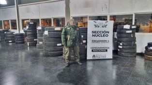 El contrabando de cubiertas chinas circulaba en un camión por la Autovía Artigas. Fue detenido por Gendarmería en Concordia.