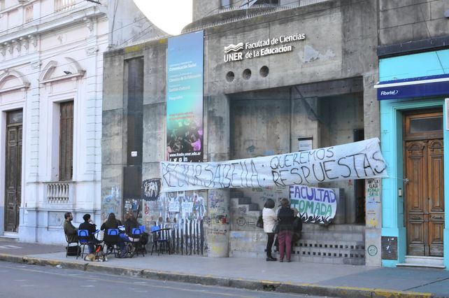 Docentes reunidos en la puerta de la facultad mientras se realizaba la asamblea.&nbsp;