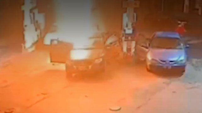 Un auto explotó en una estación de servicio de Concepción del Uruguay. El incendio comenzó cuando el vehículo con GNC resultó con un combustible incorrecto