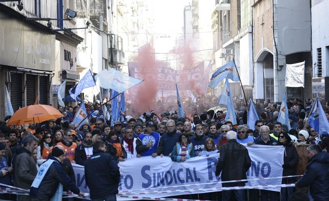 Los trabajadores rosarinos marcharon en contra de las políticas del gobierno nacional.&nbsp;