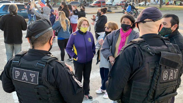La policia estuvo presente e intento disuadir a los vecinos para que no corten la circulación de vehículos. Foto Celina Mutti Lovera.