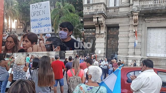 Una nueva marcha en pedido de seguridad de vecinos santafesinos frente a Casa de Gobierno.&nbsp;