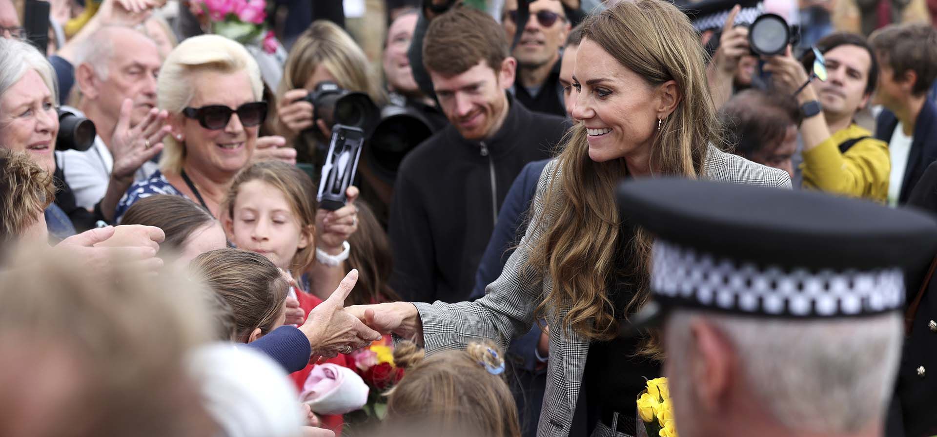 La princesa Catalina de Gales, de Gran Bretaña, sonríe al saludar a sus simpatizantes a su llegada para visitar Marina Mill, en Cuxton, sureste de Inglaterra, el jueves 11 de septiembre de 2025. (Chris Radburn/Pool Photo vía AP) La princesa Catalina de Gales, de Gran Bretaña, sonríe al saludar a sus simpatizantes a su llegada para visitar Marina Mill, en Cuxton, sureste de Inglaterra, el jueves 11 de septiembre de 2025. (Chris Radburn/Pool Photo vía AP)