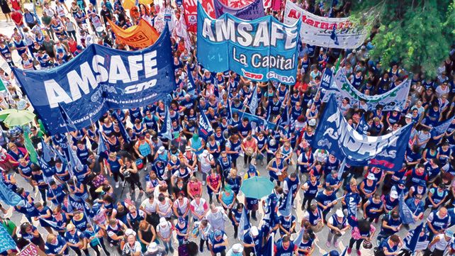 Marcha y protesta. Los docentes se movilizarán hoy hasta la Legislatura provincial.
