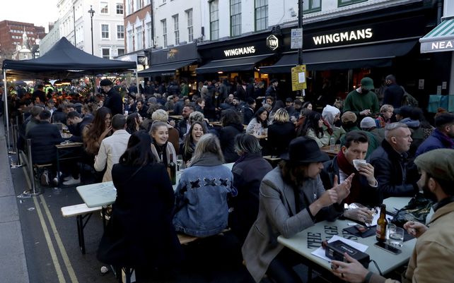 Tras meses de encierro los ingleses retoman las actividades restringidas
