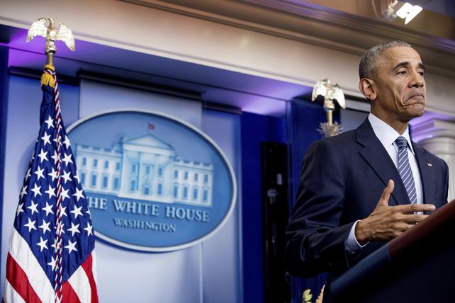 Rictus. Obama dio ayer su primera conferencia de prensa desde la victoria de Trump y luego viajó a Atenas.