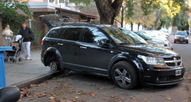 Desvalijada. Una camioneta sin una rueda tras el paso de delincuentes.