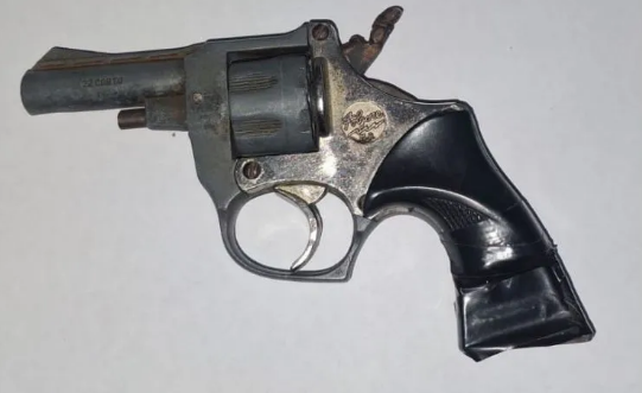 Santa Fe: detienen a una mujer porque su hijo de10 años llevaba en la calle un revólver cargado.