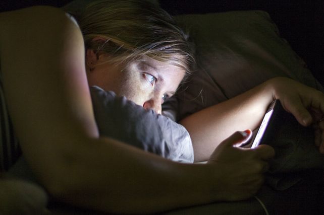 Los adolescentes suelen retrasar el sueño por seguir conectados a las pantallas.