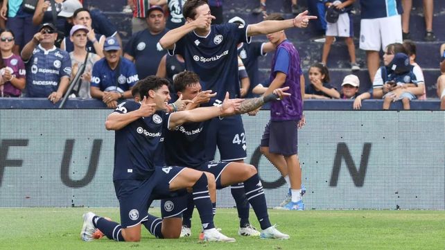 El ex-Newells Fabrizio Sartori festeja uno de sus cuatro goles en el campeonato. Junto al ex-Central Nacho Russo figura entre los goleadores del torneo.&nbsp;