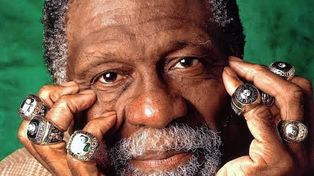 Bill Russell, con la camiseta de Boston Celtics, se convirtió en campeón de la NBA en 11 ocasiones.