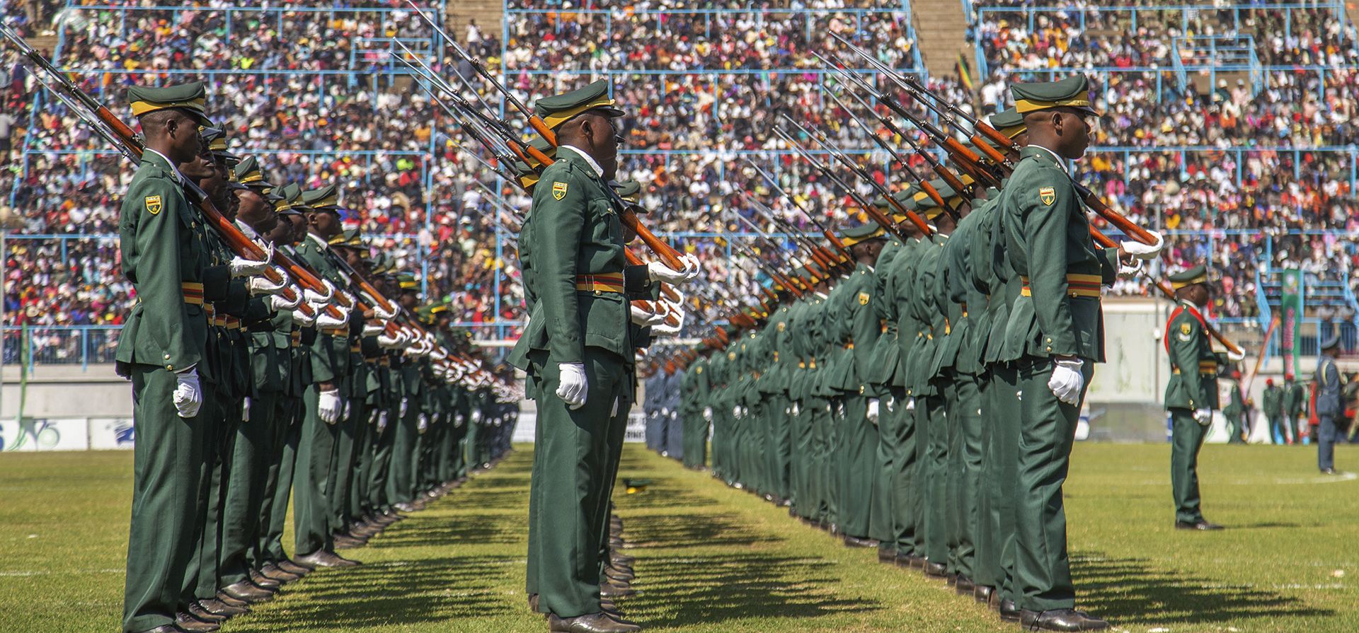 Guardias presidenciales asisten a un evento para conmemorar el 44º Día de las Fuerzas de Defensa de Zimbabue en el Estadio Rufaro en Harare, Zimbabue, el martes 13 de agosto de 2024. (Foto AP/Aaron Ufumeli) Guardias presidenciales asisten a un evento para conmemorar el 44º Día de las Fuerzas de Defensa de Zimbabue en el Estadio Rufaro en Harare, Zimbabue, el martes 13 de agosto de 2024. (Foto AP/Aaron Ufumeli)