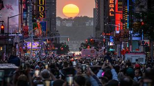 Durante el espectacular evento solar el sol se pone alineado con las calles de Manhattan, de este a oeste. Fotografía: Ed Jones/AFP/Getty Images
