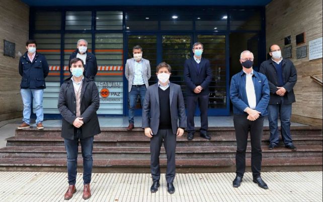 Barbijos. El gobernador Axel Kicilloff junto a intendentes.&nbsp;