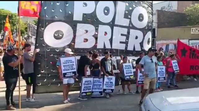 Piquete en el acceso a la autopista Rosario-Buenos Aires en reclamo de la restitución de los planes Potenciar Trabajo que fueron dados de baja.