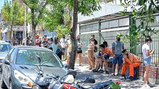 Paraná: largas colas para hisoparse y también para vacunarse