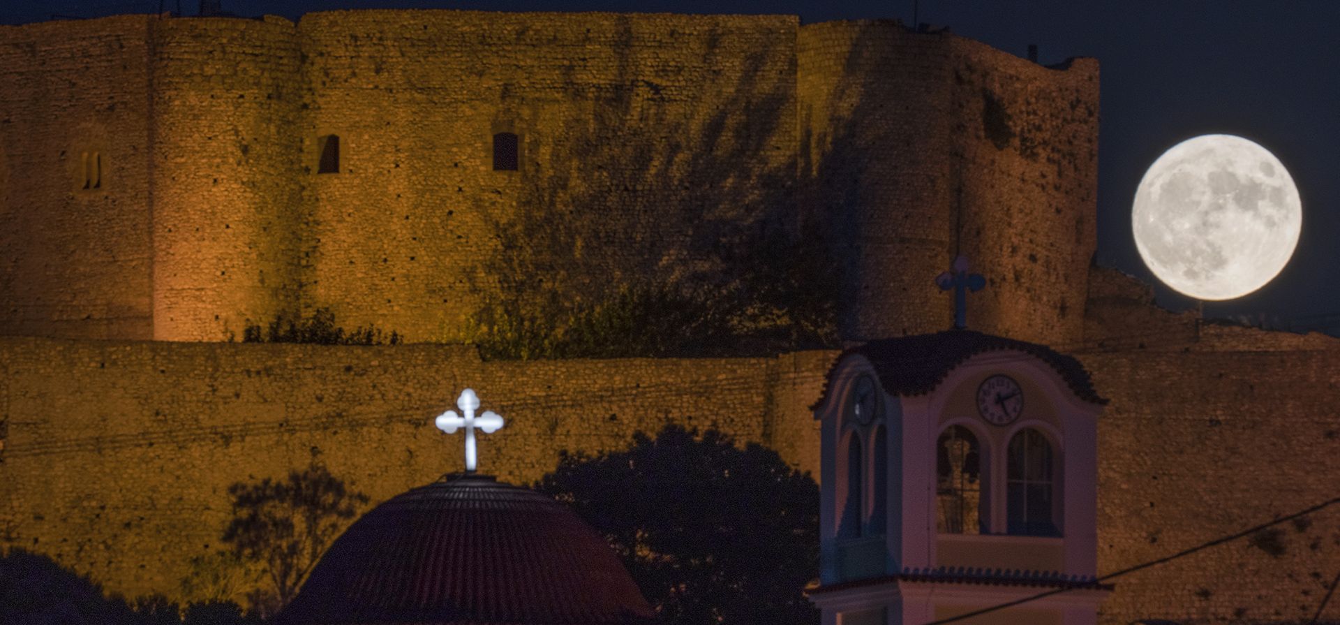 La superluna sale detrás del castillo medieval de Chlemoutsi en Kyllini, Peloponeso, Grecia, el miércoles 30 de agosto de 2023. El telón cósmico se levantó el miércoles por la noche con la segunda luna llena del mes, razón por la que se considera azul. (Foto AP/Petros Giannakouris)