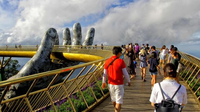 El increíble Puente de oro sostenido por dos manos deslumbra a los visitantes de Vietnam