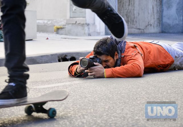 Juan Ignacio en el piso buscando la toma