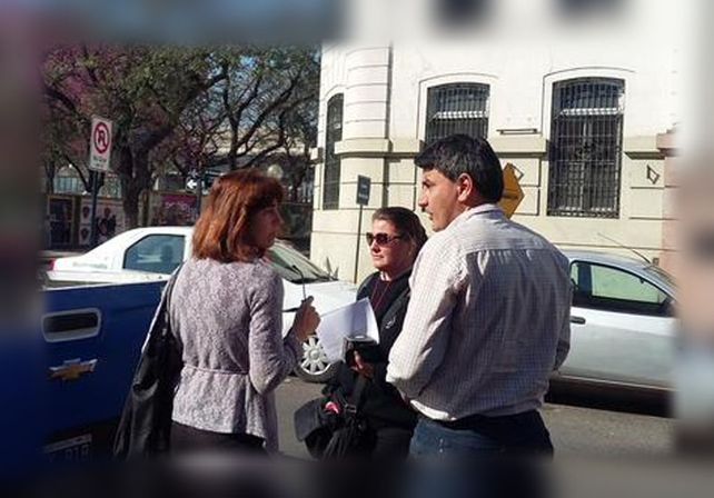 Conflicto. La inspectora (en el medio) está acusada de “incumplimiento de deberes de funcionario público”./ gentileza @Veroensinas.