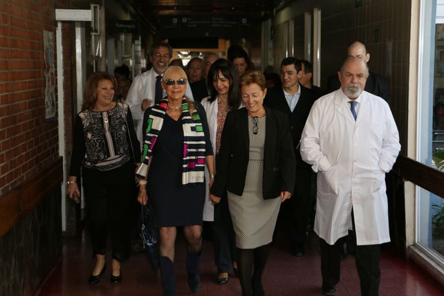 Autoridades del hospital y representes de Coto en la inauguración de la nueva sala del Pirovano.
