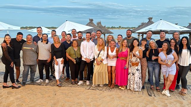 Funcionarios del municipio, responsables de su administración y de la Fundación de Educación Ambiental, en el balneario.