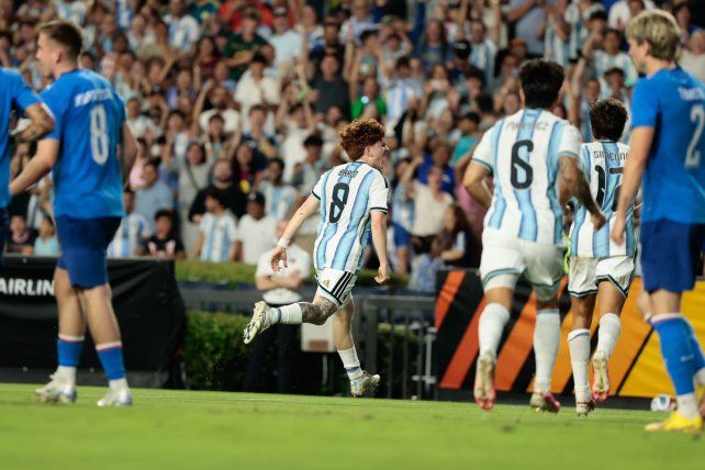 El Colo Barco marcó el primer gol de Argentina.