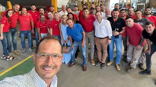 Gustavo Crucianelli toma la selfie con todo el equipo de trabajo del grupo.